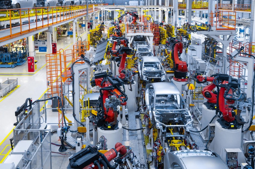 Automotive assembly line with industrial robots