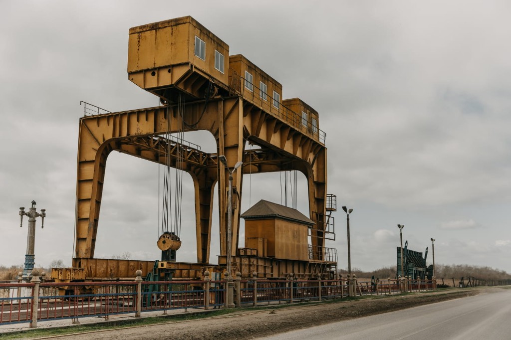 Heavy-industry process plant — gantry crane